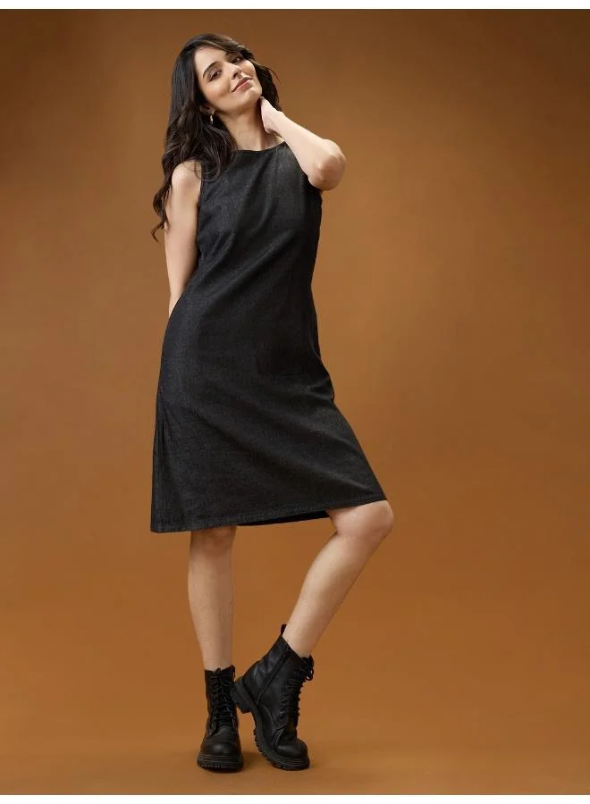 جلو باص فستان نسائي أسود مستدير الرقبة بلا أكمام سادة بطول الركبة بتصميم -